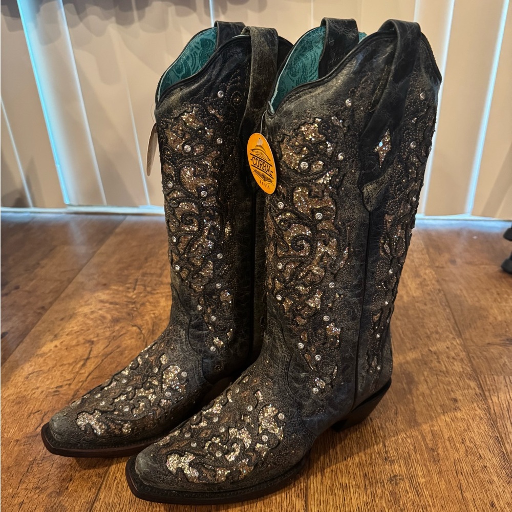 Corral Women’s Heeled Boots with Intricate Design Size 7.5